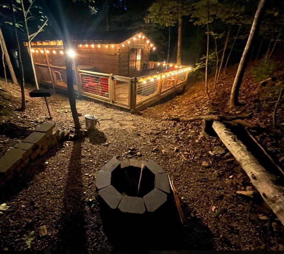 Clean, cozy pet friendly cabin- hot tub & big deck - B&B
