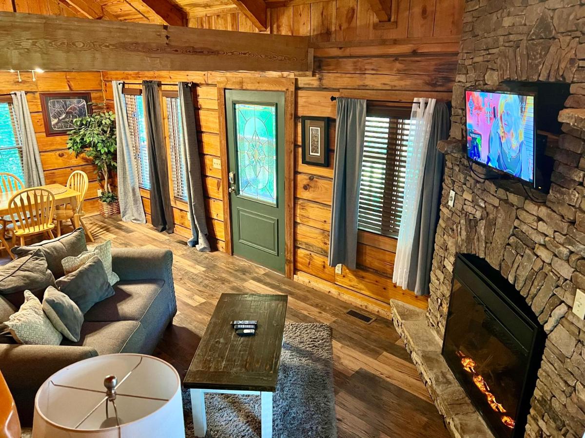 Romantic pet friendly cabin for 2- hot tub! - B&B