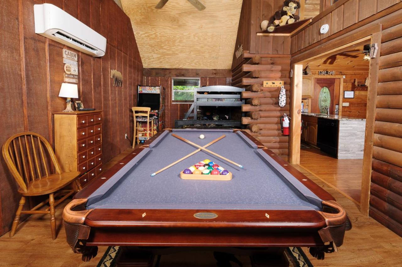 Log cabin sleeps 9- game room, hot tub, stone fireplace, firepit, pet friendly! - Ferienwohnung Sevierville