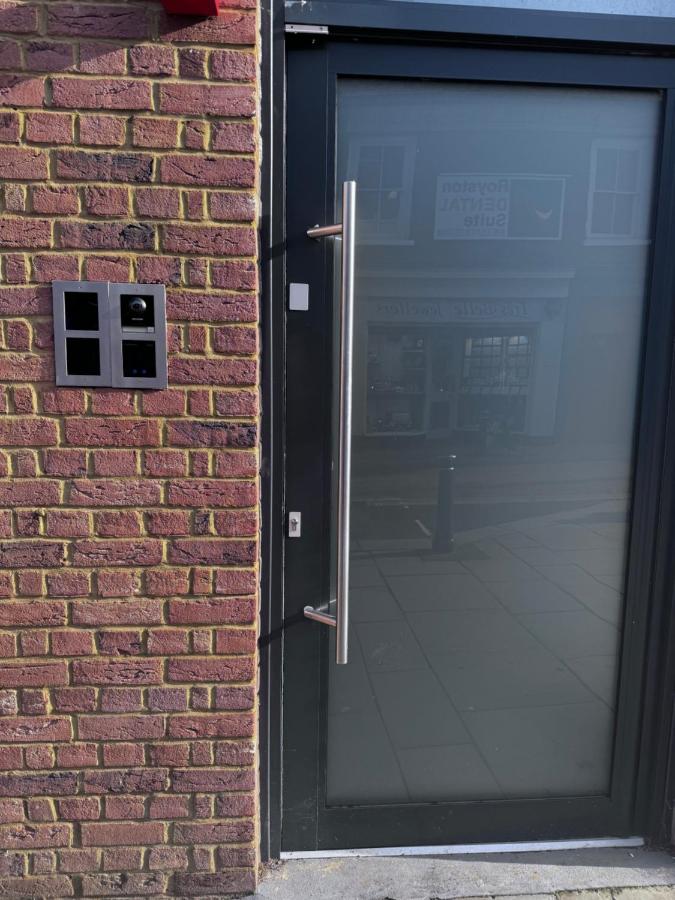 New 2 Bed Apartment in Royston High St - B&B