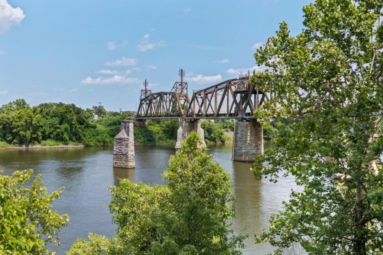 On the River - River Views Walk to Broadway - B&B Nashville