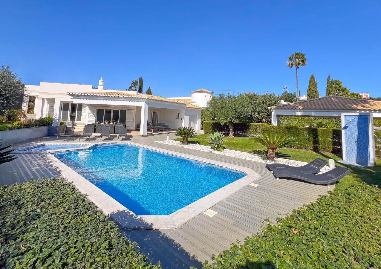 Beautiful 4-Bedroom Villa with Garden and Pool - B&B