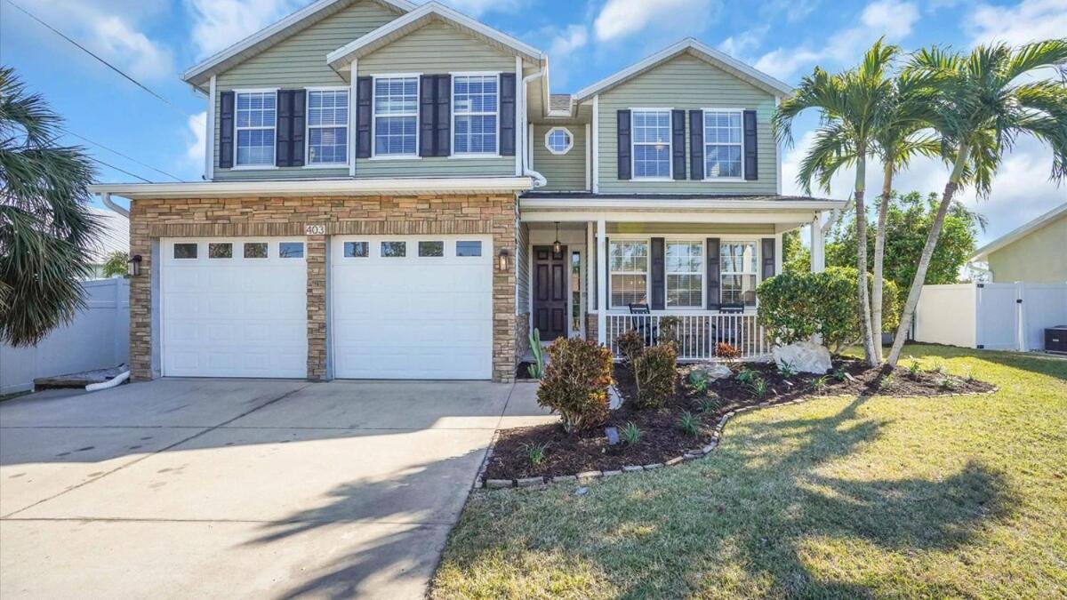 Modern home - 3K sqft - 5BR & 11 beds - brand new HOT TUB - 6 miles to AMI beaches - B&B