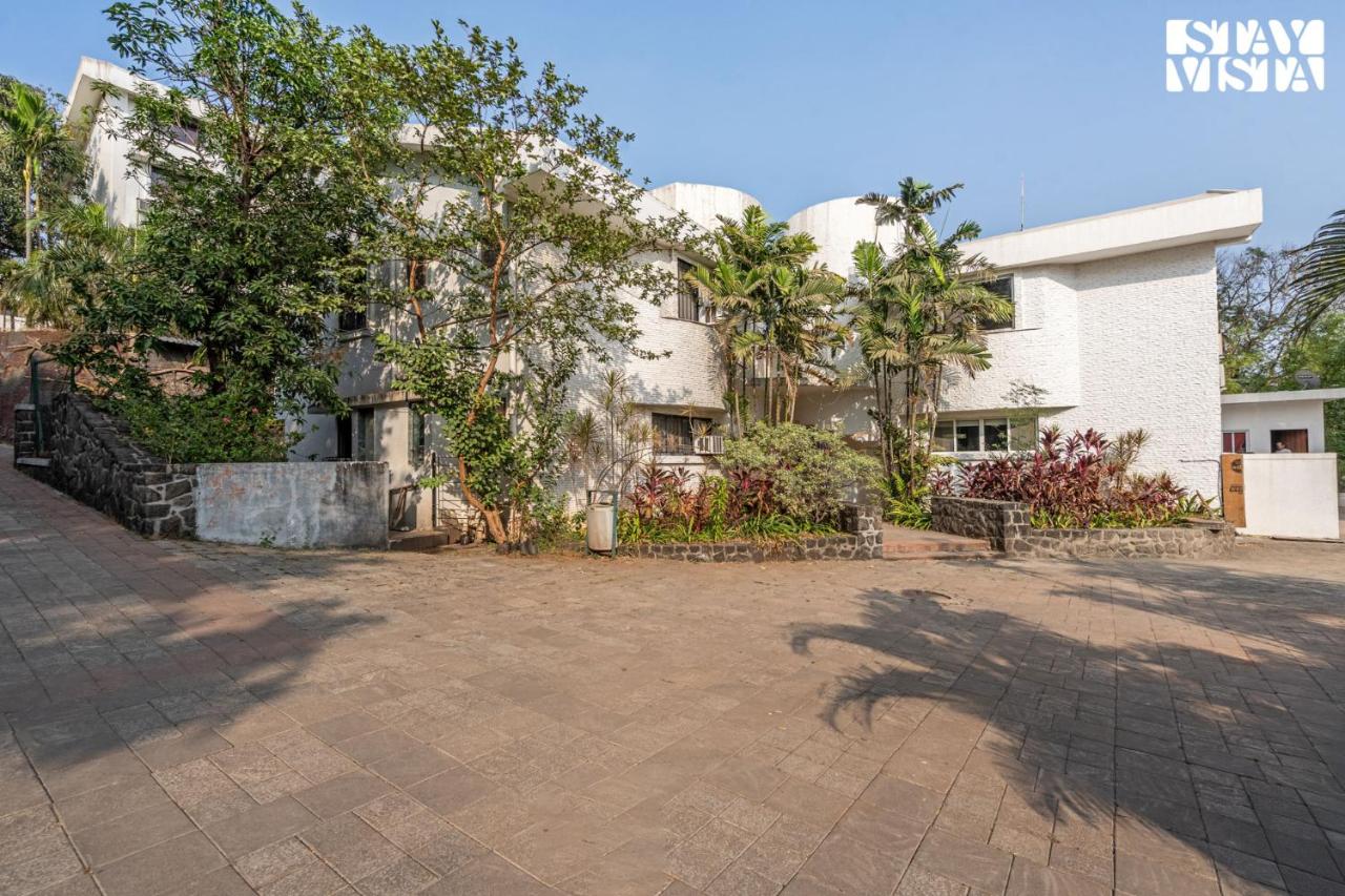 StayVista at Casa Elyra with Pool, AC, Balcony - B&B