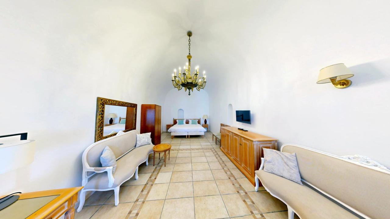 Deluxe Two-Bedroom Apartment with Caldera View and Hot Tub