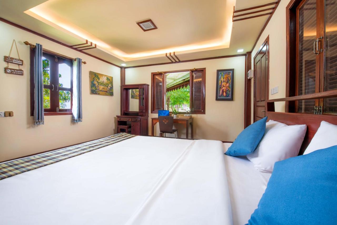 Traditional Khmer House Private Kitchen with Lounge