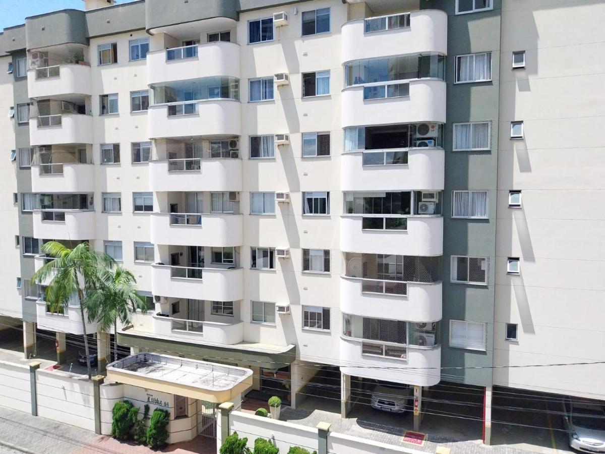 2 quartos Resid Lubke a 600 mts da Vila Germânica - Wi fi de 500 M - Sacada com churrasqueira - 500m do Parque Ramiro - 700m de grandes supermercados - Indicado para famílias, turismo, trabalho e crianças - B&B