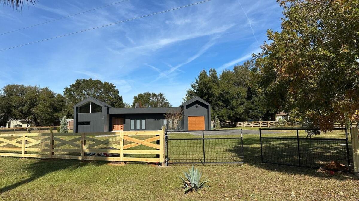 Black Sheep Hideaway Modern Countryside Serenity - Bed and Breakfast