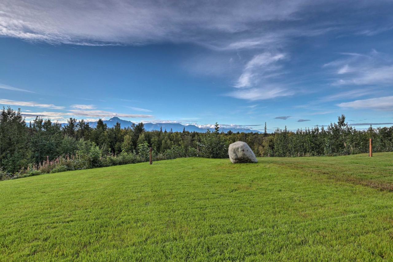 Mountain-View Deck Secluded Cabin in Palmer - B&B