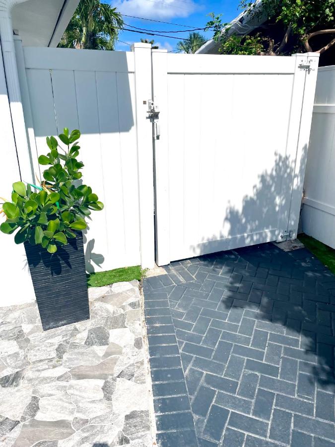 Wilton Manors-Ft Lauderdale Tropical Oasis Guest Suite with private bathroom and entrance just mins to beaches and Wilton Drive - B&B
