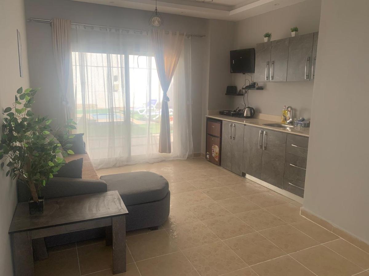 Apartment with Pool View 
