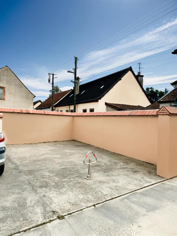 L'Oiseau du paradis, entre gare et centre ville, rez-de-chaussée, avec terrasse et parking privé - B&B