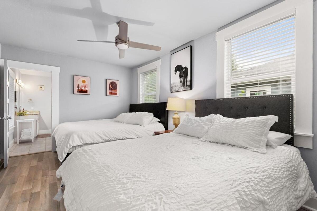 Charming 4 bedroom Downtown San Antonio Home with Pool and Hot Tub - Chambres d'hôtes San Antonio