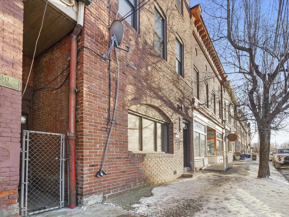 Lawrenceville Central !5 Spacious and Quiet Three Bedroom Apartment with Free Street Parking - B&B