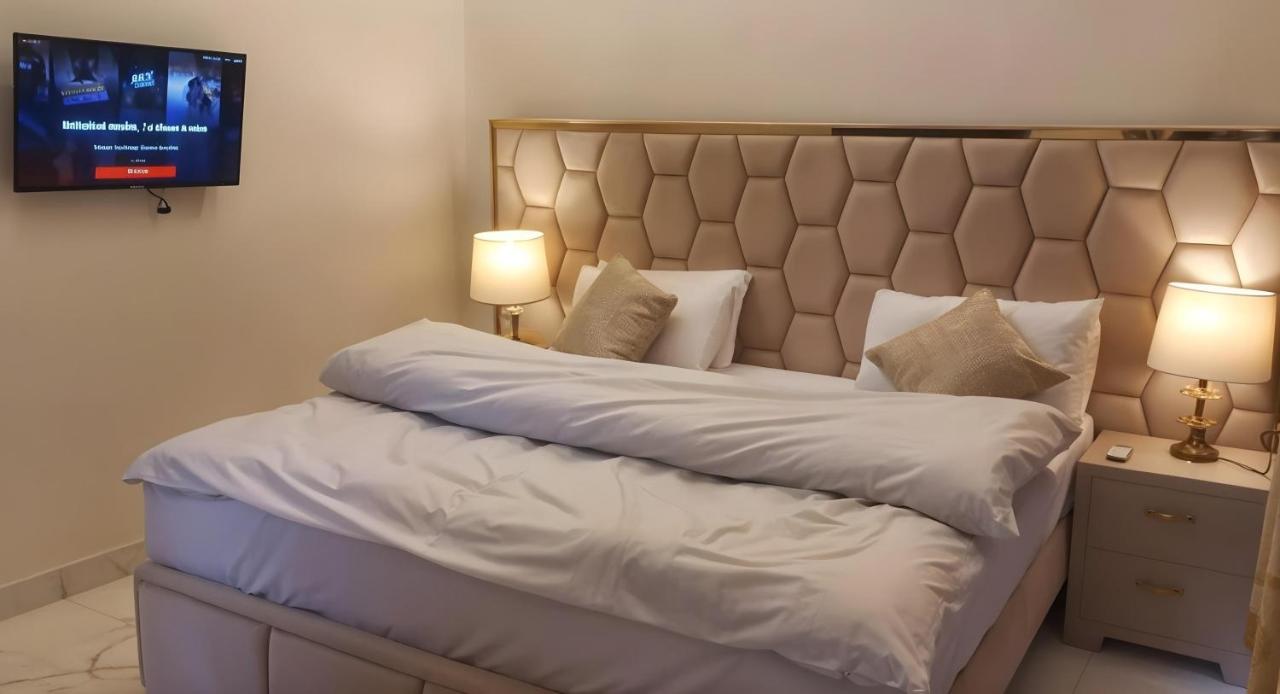 Luxus Gold Villa DHA Near Airport & Raya - Ferienwohnung Lahore