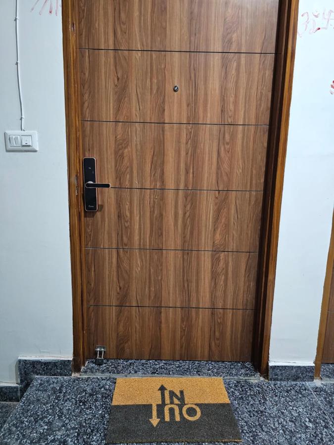 1 BHK Apartment in Dehradun with Mussoorie Mountain View - Buddy Mountain Escape - Chambres d’hôtes Dehra Dūn