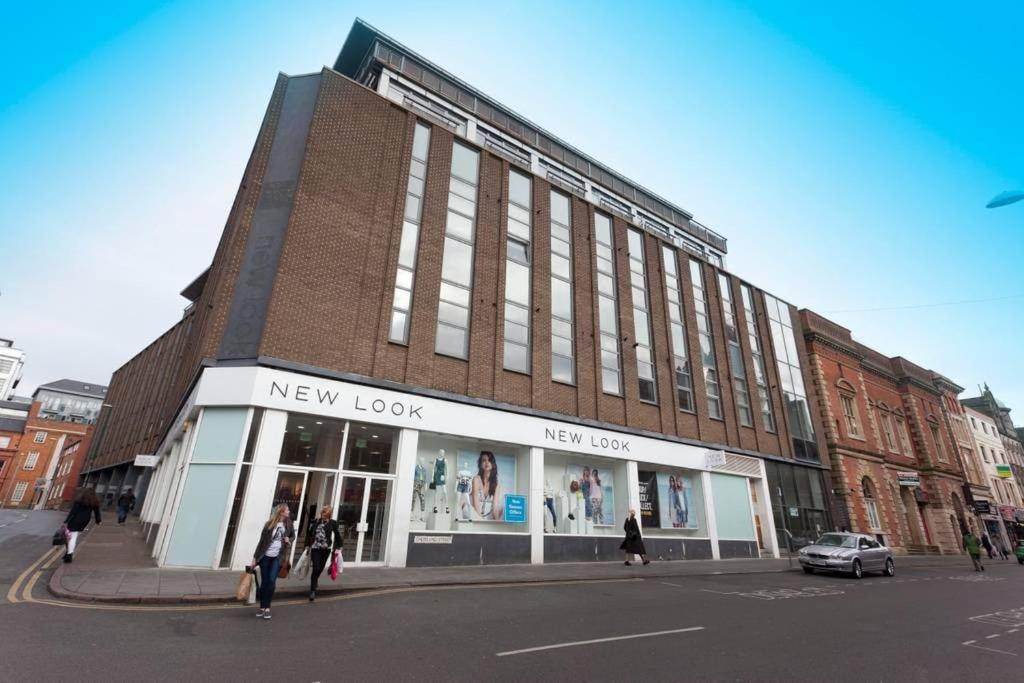 City Centre most Central - One Bedroom Apartment with Balcony and Skyline Views - Parking for Cars or Vans from Five Pounds a Day - Sunday 1pm Check-out - Chambres d'hôtes Nottingham