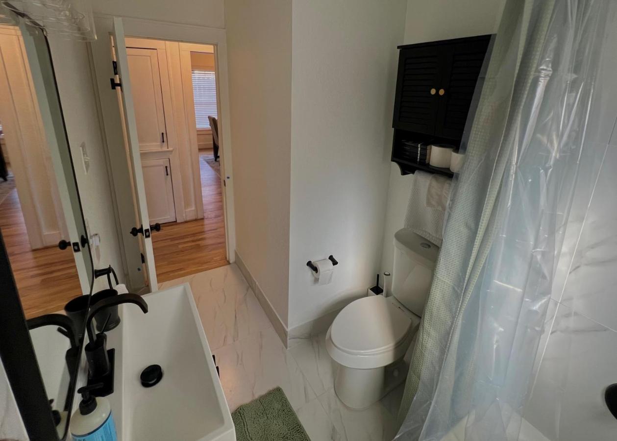 Long Term, Blackout Curtain, 2 Monitor, King Bed Room in 2 BR Home - B&B