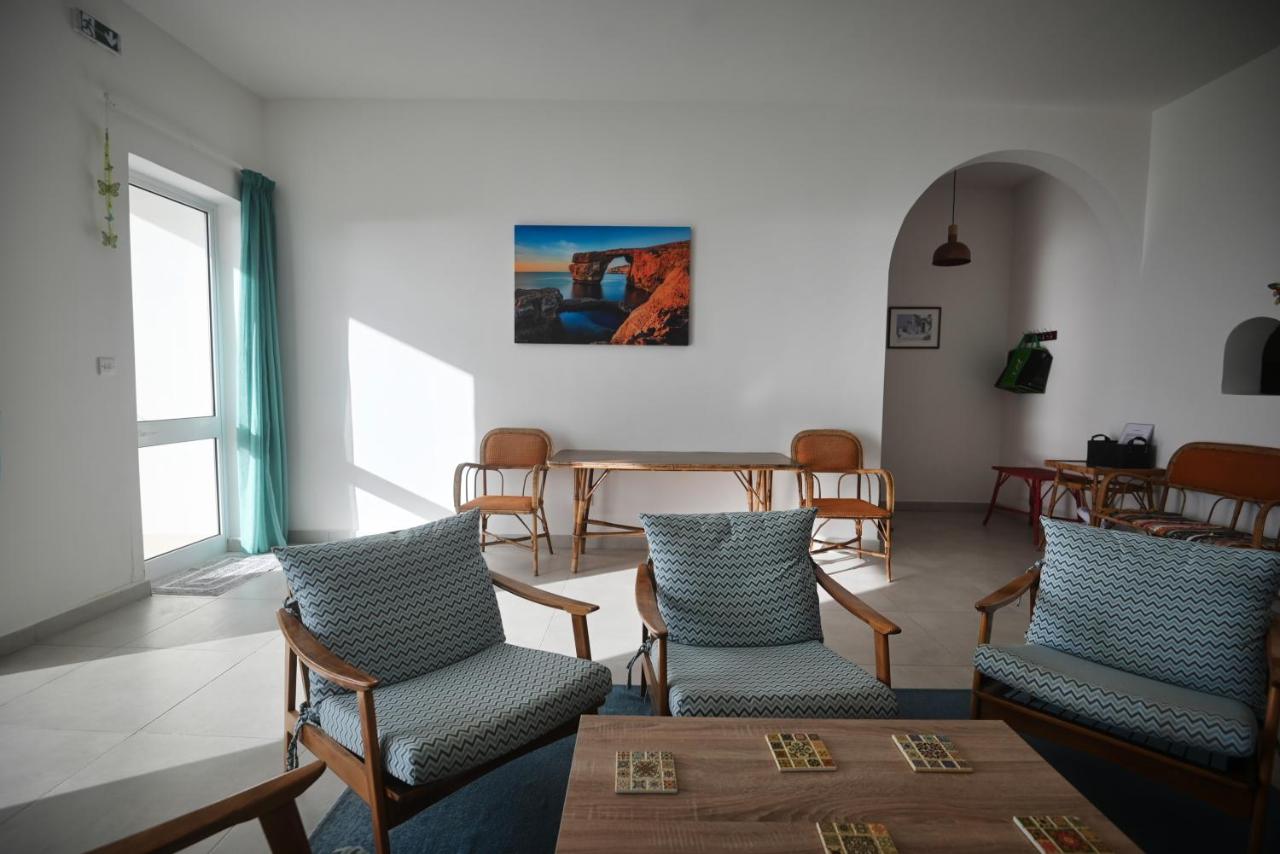 Sunset Court Self Catering Sea View Apartment - B&B Għajnsielem