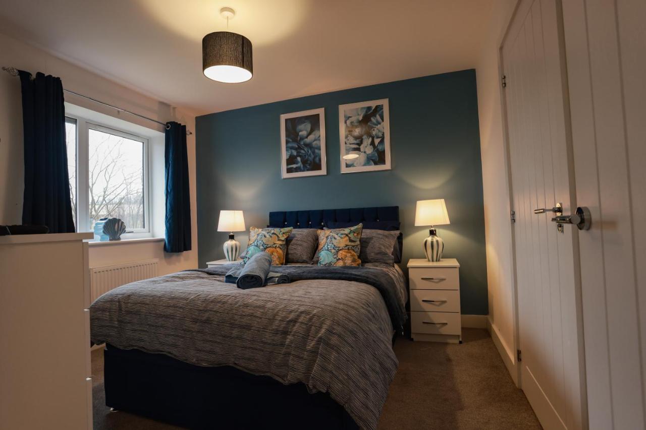 Lovely 3 bedroom house, Sleeps up to 5, 1 comfy double bed, 3 comfy single beds, Suitable for contractors and holiday makers, Quiet area, free wifi, Parking, Garden, - Ferienwohnung