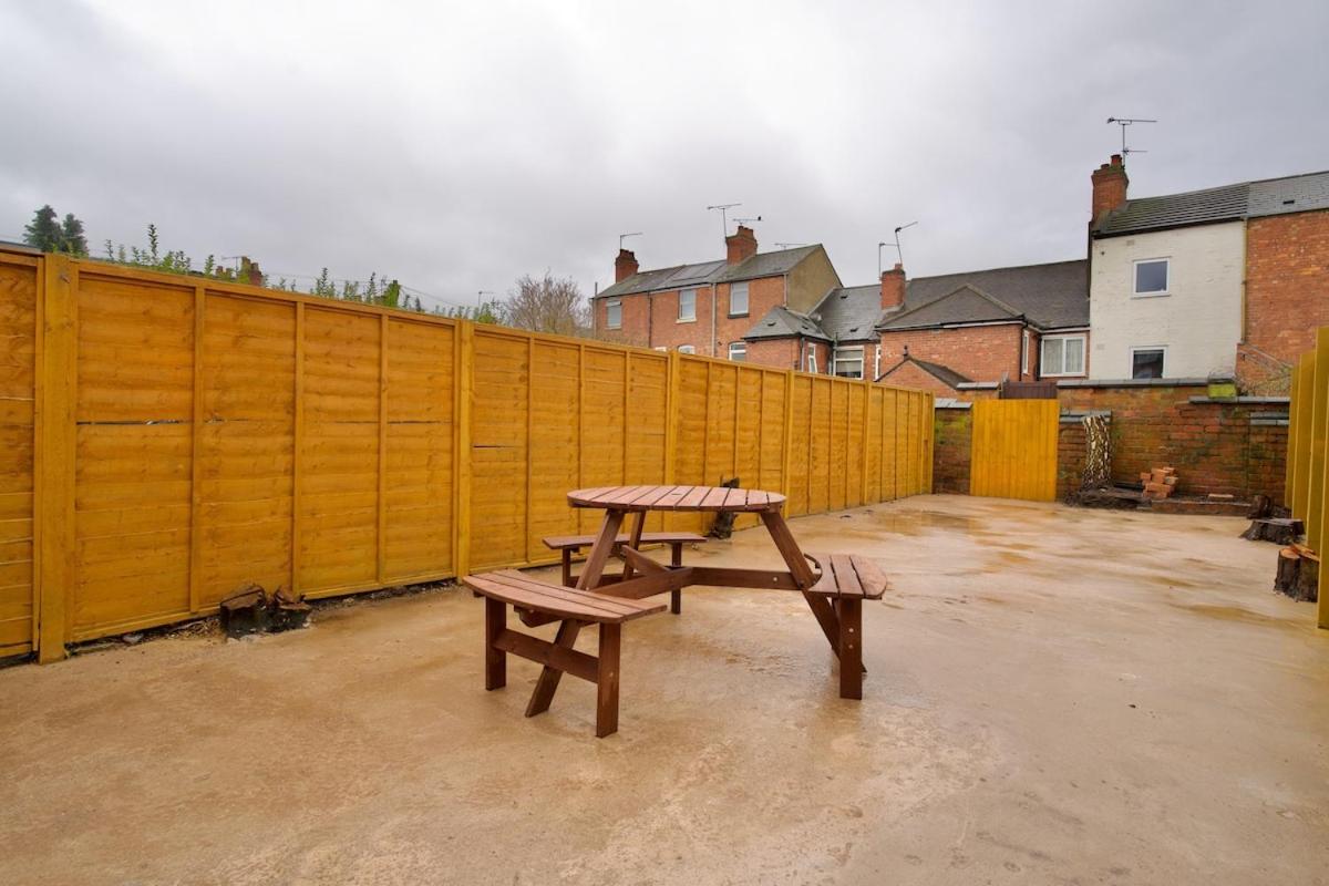 Monks Villa Fully Furnished Home Coventry - B&B