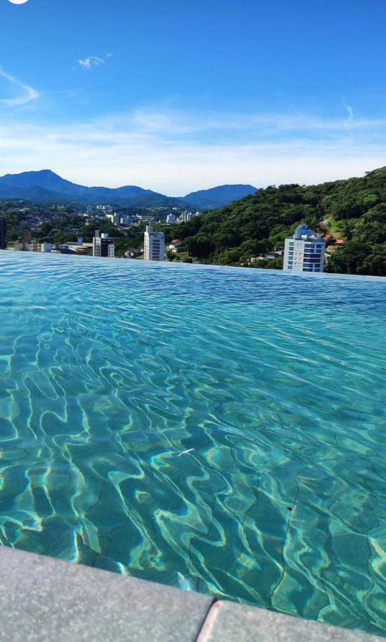 LOFT UP 506 | Mobiliado | WIFI | Piscina | Vaga - B&B Blumenau