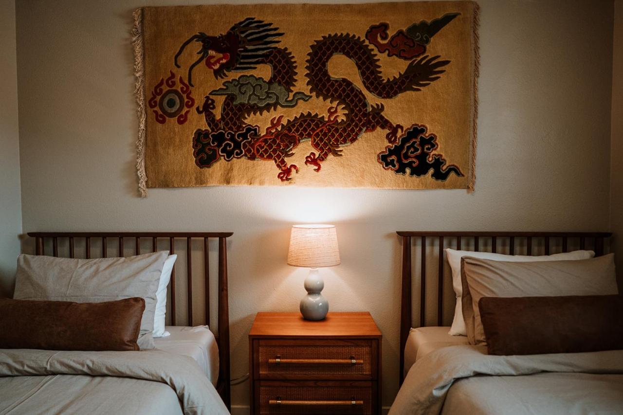 Modern home w hot tub & game room - B&B Centennial