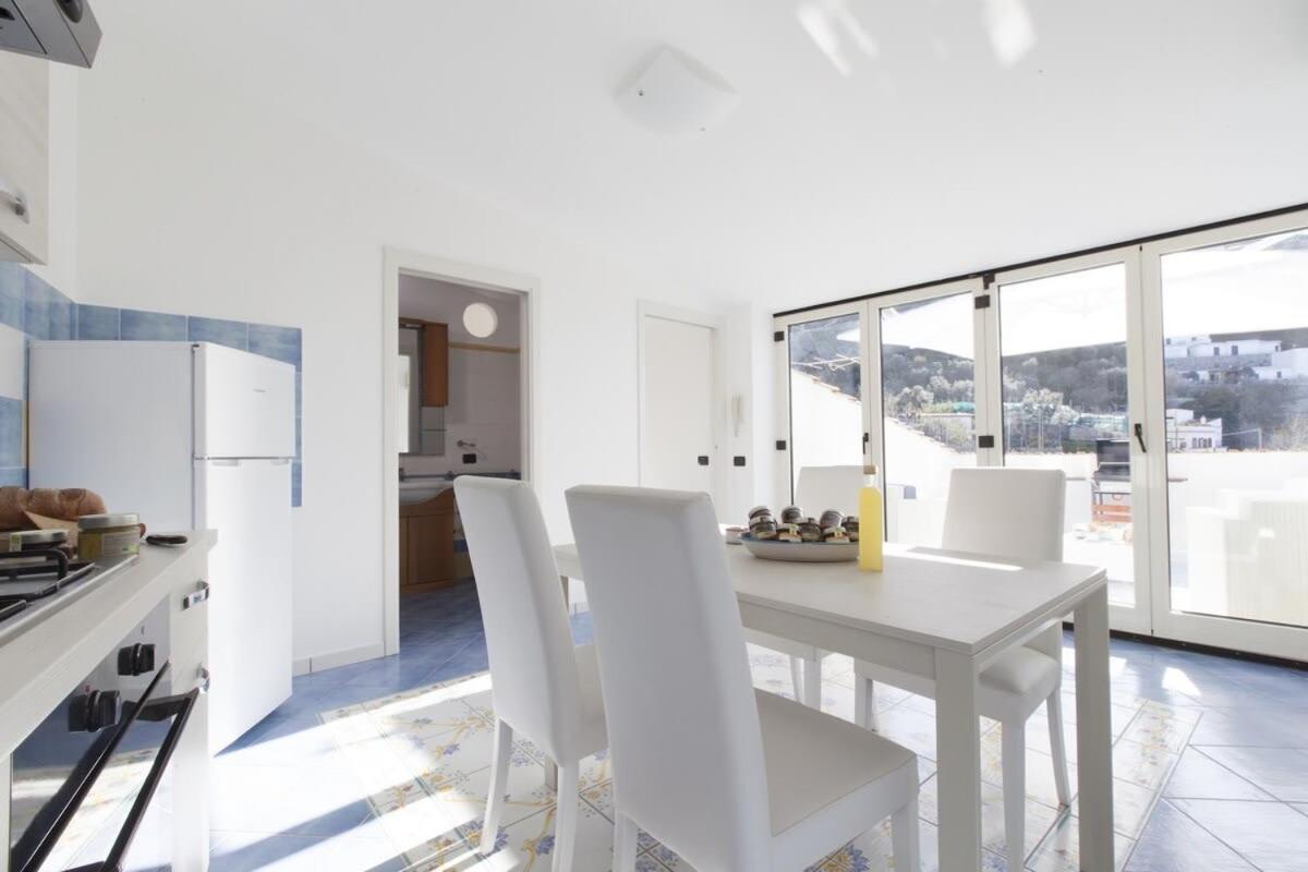 Tetto Bianco Bright Apartment with Private Terrace in Marina della Lobra by Feeling Italy - Chambres d'hôtes Massa Lubrense