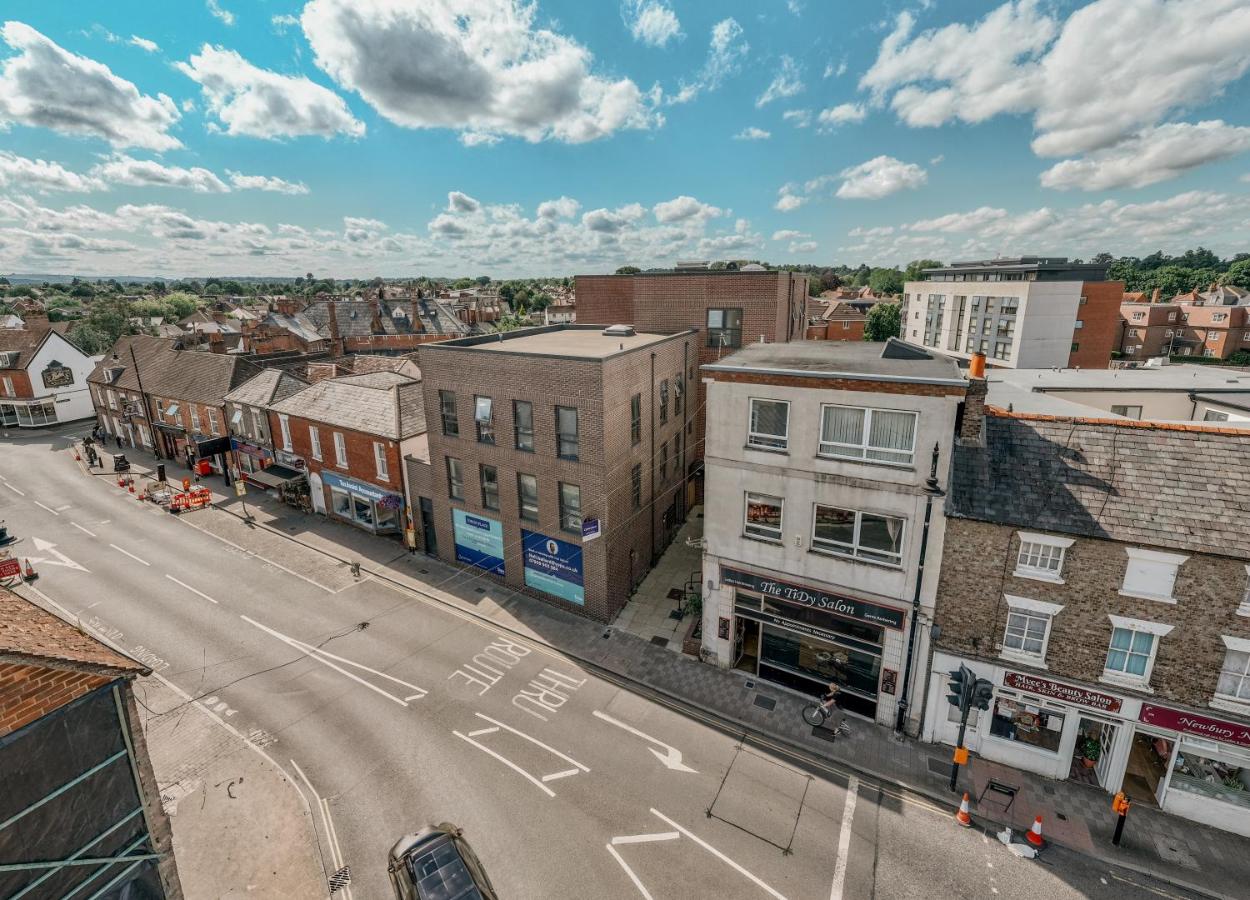 StarHost Residences - Spacious 2-bed Apartment in Newbury - Bed and Breakfast
