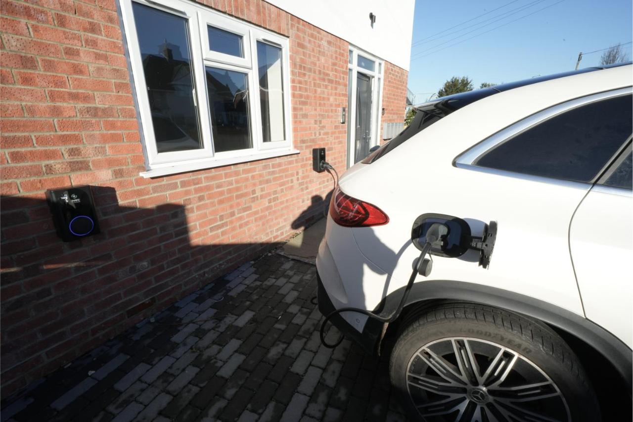 10 Min Drive to Airport - Free Parking - 15 min Bus ride - EV Charge available - Bed and Breakfast