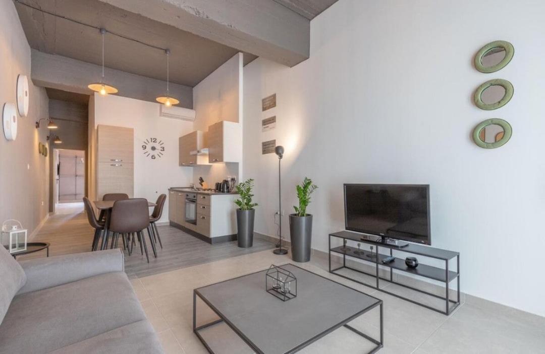 Sliema Modern-Retro Chic Style Home by the Sea - B&B