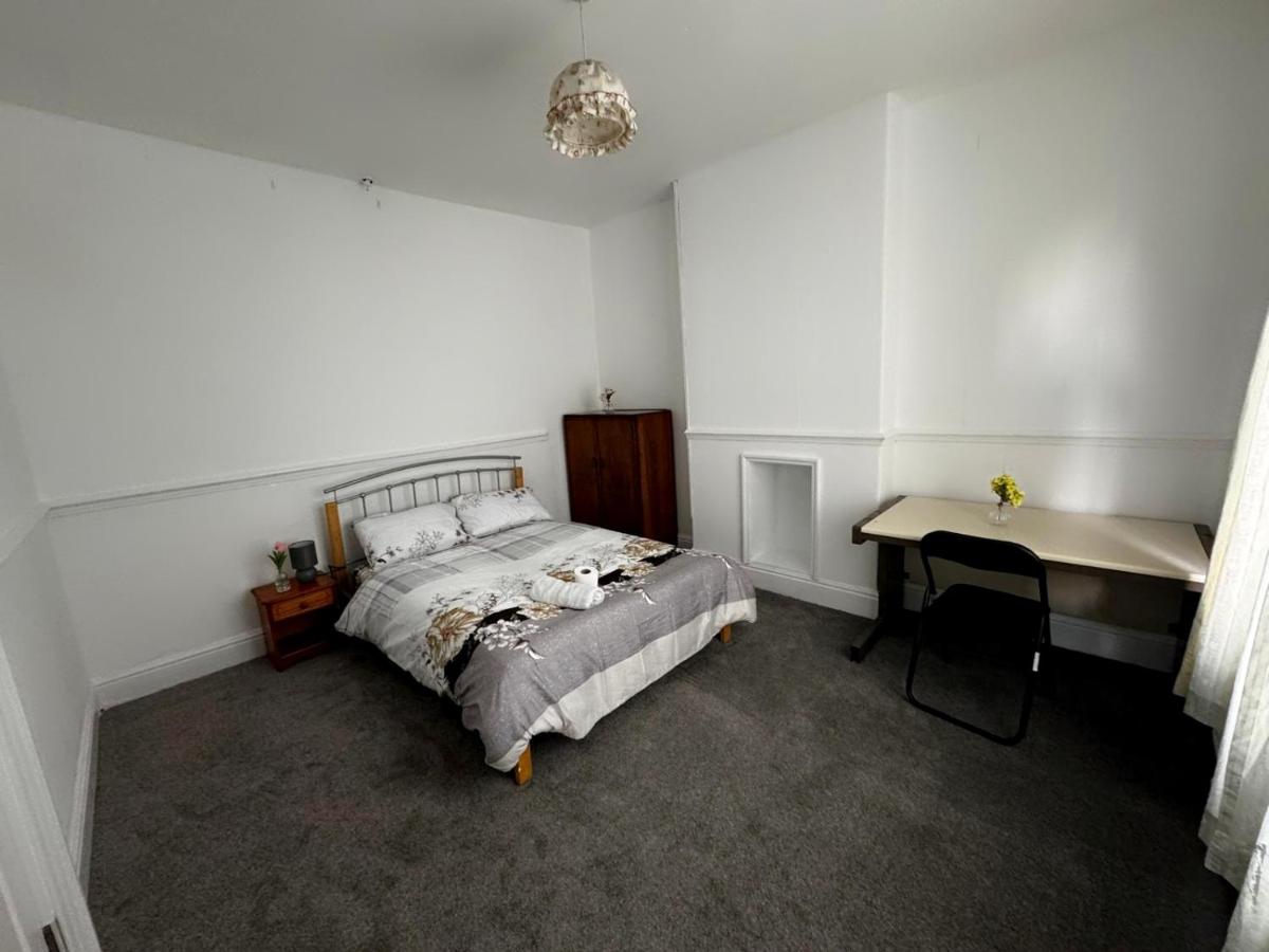 Double-Bedroom in the Heart of Salford Manchester Perfect for Short Stays - B&B Manchester