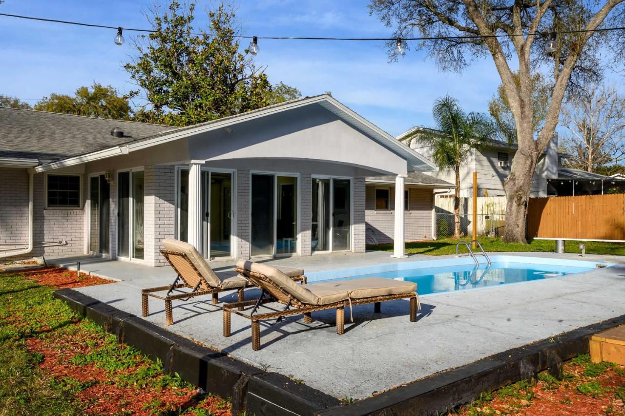 Pool and Game Room Spacious Brandon Home - B&B Brandon