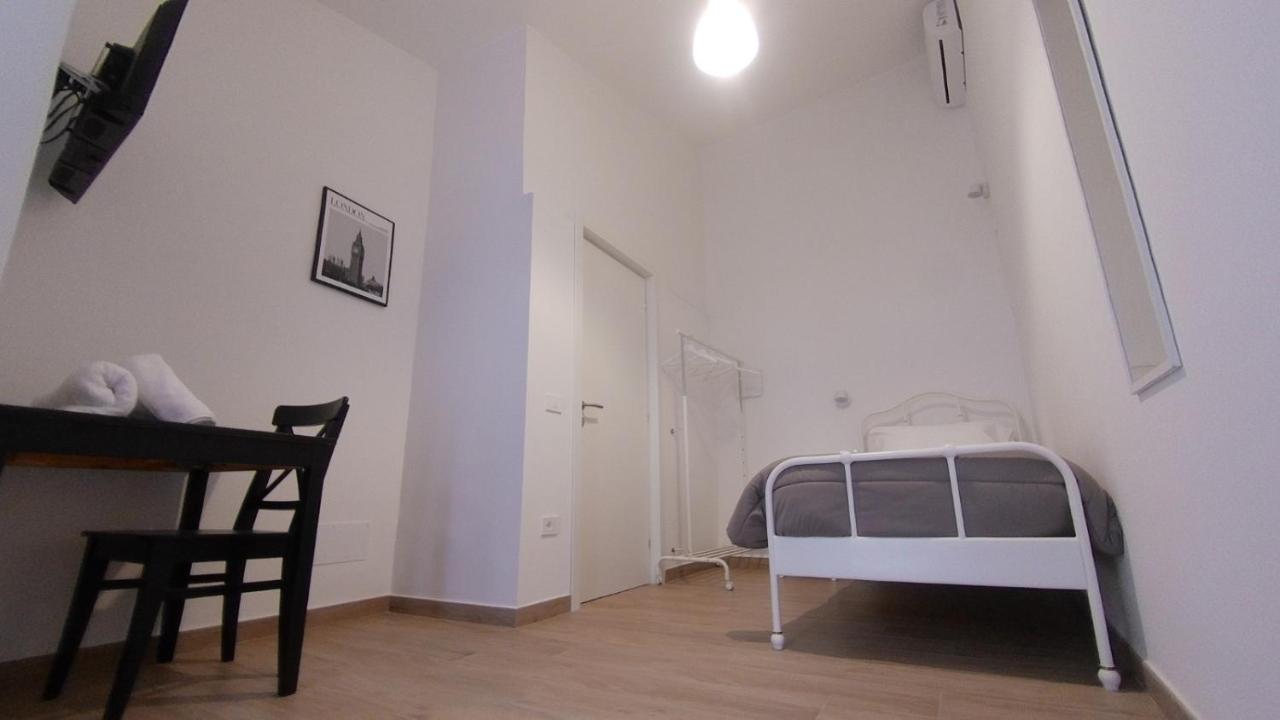 Tweepersoonskamer met 2 Aparte Bedden en Eigen Externe Badkamer
