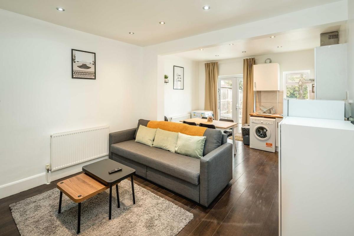 Lovely 3 bed house in Feltham - B&B
