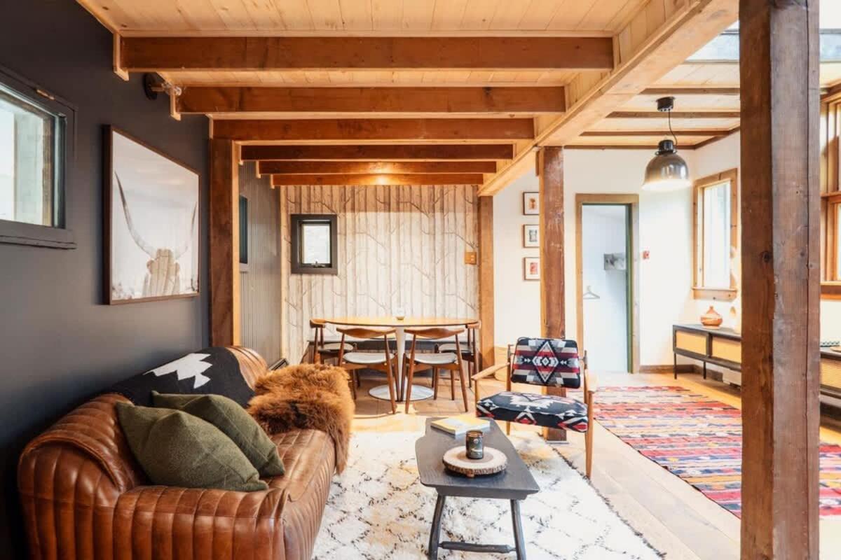 Chic Catskills Cabin with Hot Tub and Fire Pit - B&B Lanesville