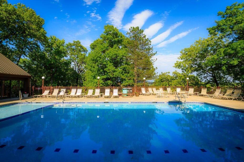 Lakeview Condo Wdockpoolhottubsauna-sleeps 8 - Chambres d’hôtes