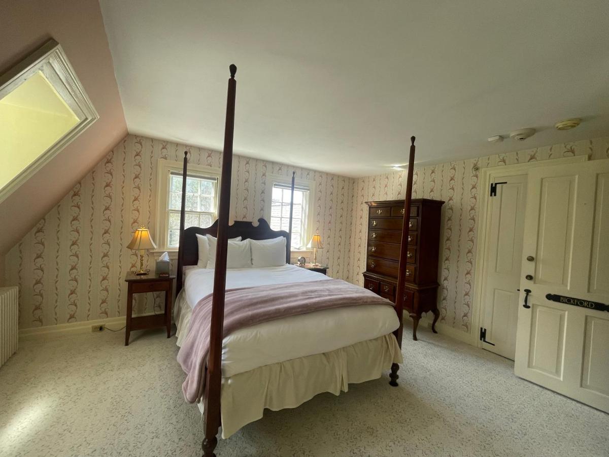 Traditional Queen Room ( No Pets )