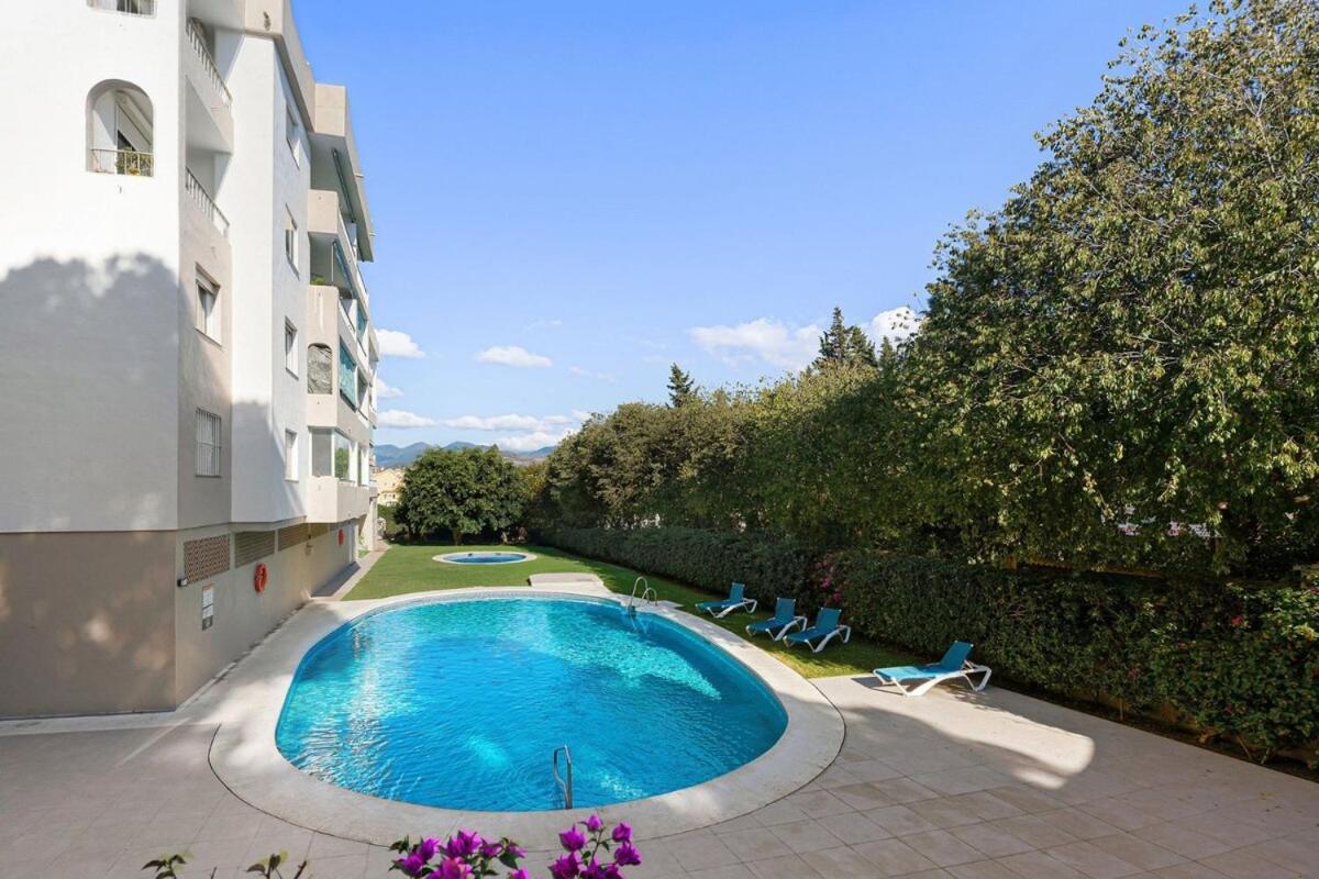 MARBELLA HOME RENTALS - Puerto Banus, 3BR Apartment, sea & mountain views - Chambres d'hôtes Marbella