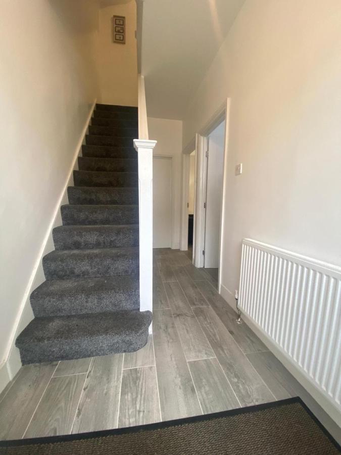 Beautiful House Sleeps 10 Guests, London, Near Eastbrook Film studios, Great Value for Families and Groups - B&B Dagenham