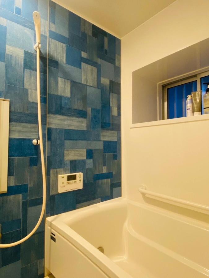 Tweepersoonskamer met 2 Aparte Bedden en Gedeelde Badkamer