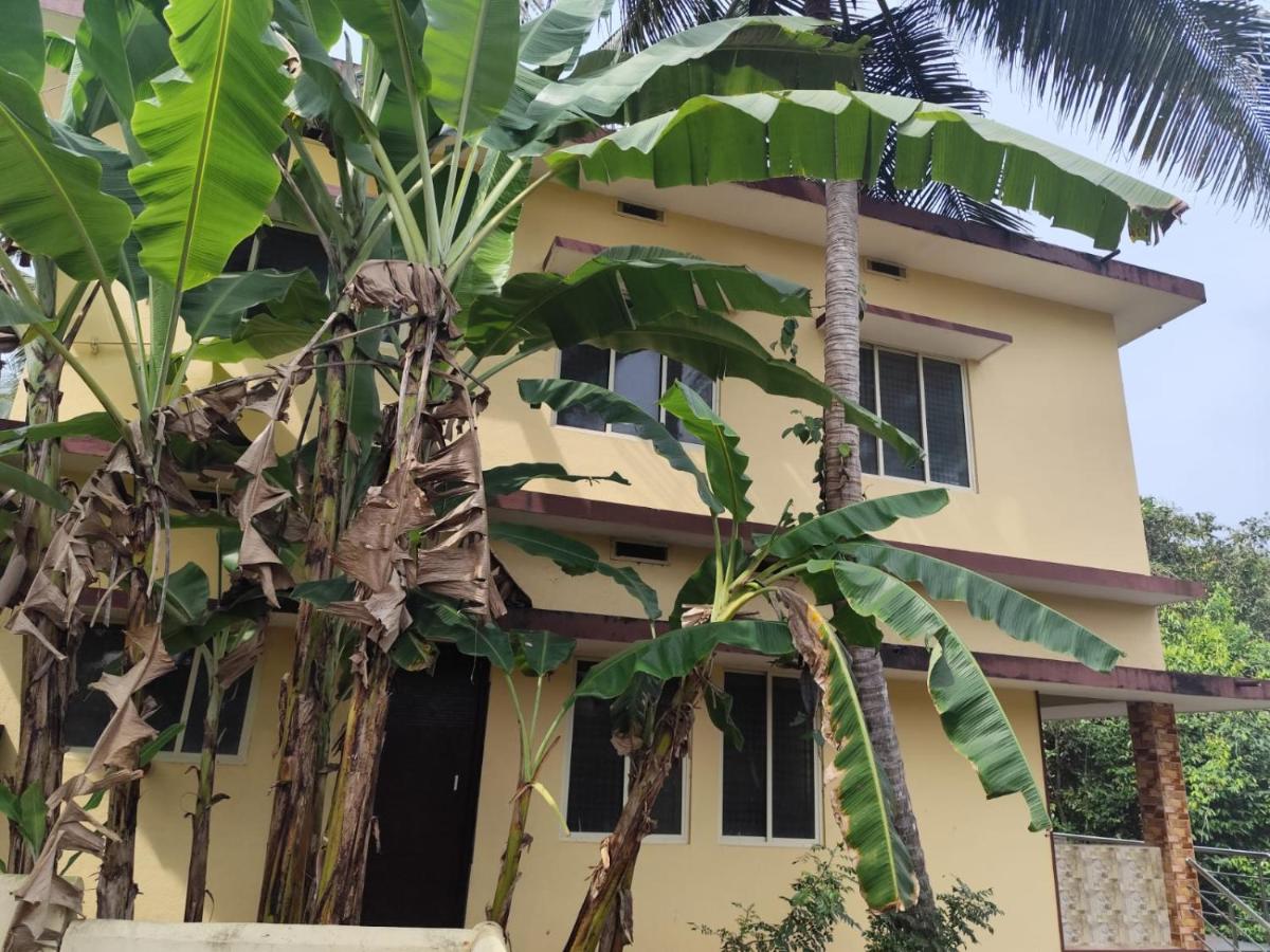 Sri Krishna AC Homestay - Bed and Breakfast