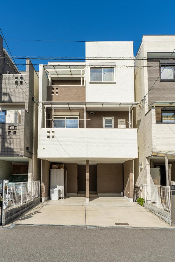 9月特別割引 キャンペーン中 無料駐車 4ldk戸建 関空 難波 心斎橋 通天閣 スパワールド世界の大温泉 天王寺動物園 京都直通 現代的で広々とした空間に和風の魅力とプライベート庭園を融合した豪華な別荘 - B&B