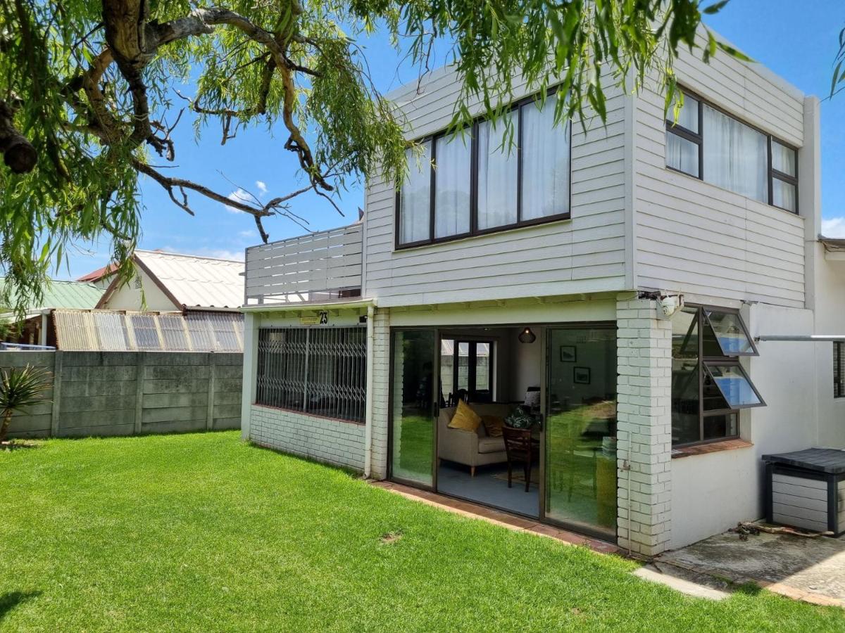 'Country Beach House' - Traditional Family Vacation Home for 6 - Near Beach - B&B Gordon’s Bay