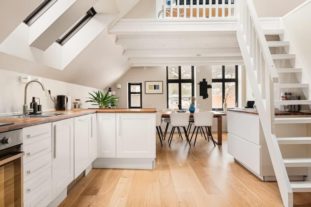 Top-floor Apart W/ Private Patio And Work Space - B&B