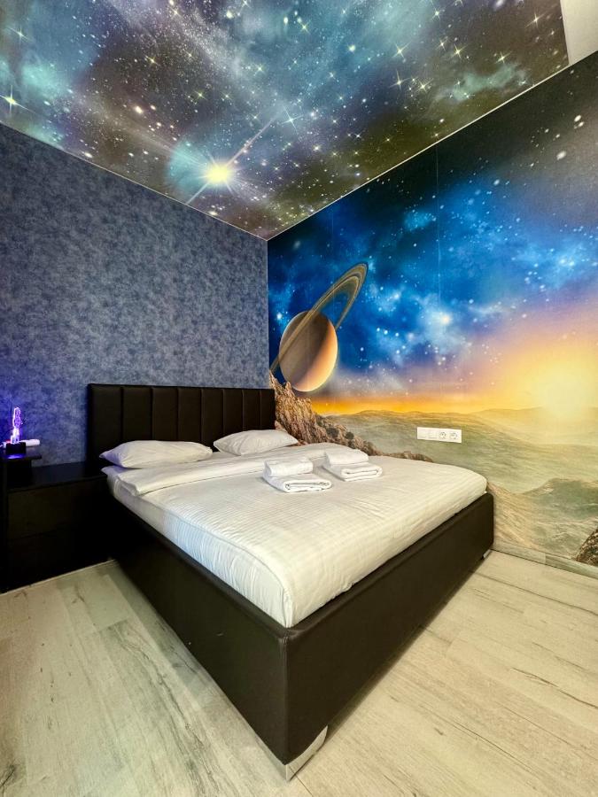ApartPoltava УНІКАЛЬНІ апартаменти у ЦЕНТРІ з видом на театр Гоголя SOUL TOUCH - B&B