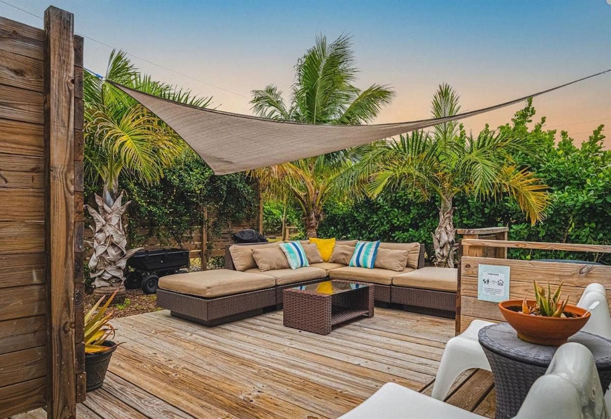 Family Friendly 2BR Villa in Downtown - 1 Block Walk to the Beach - B&B
