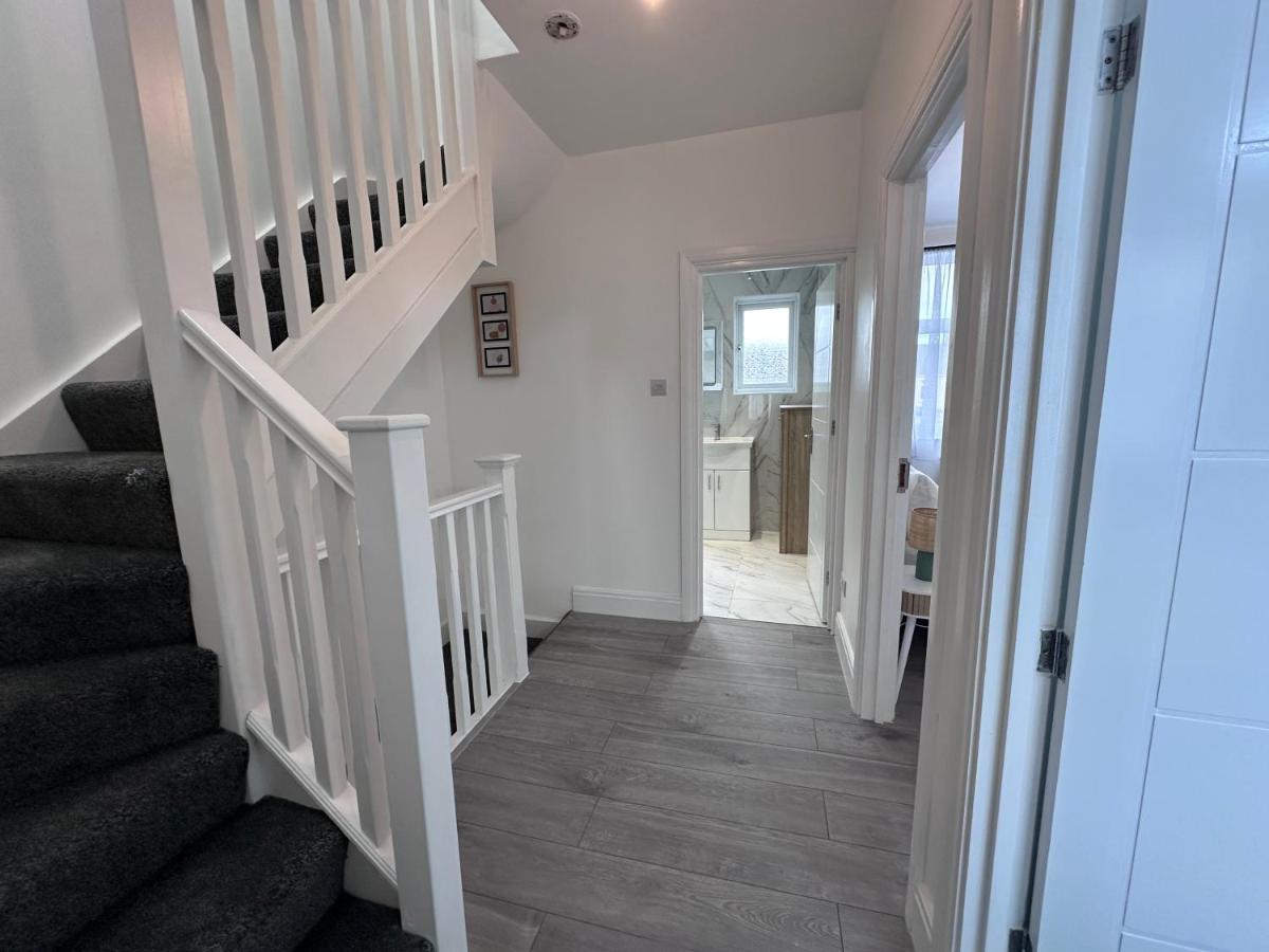 Beautiful House Sleeps 10 Guests, London, Near Eastbrook Film studios, Great Value for Families and Groups - Chambres d’hôtes