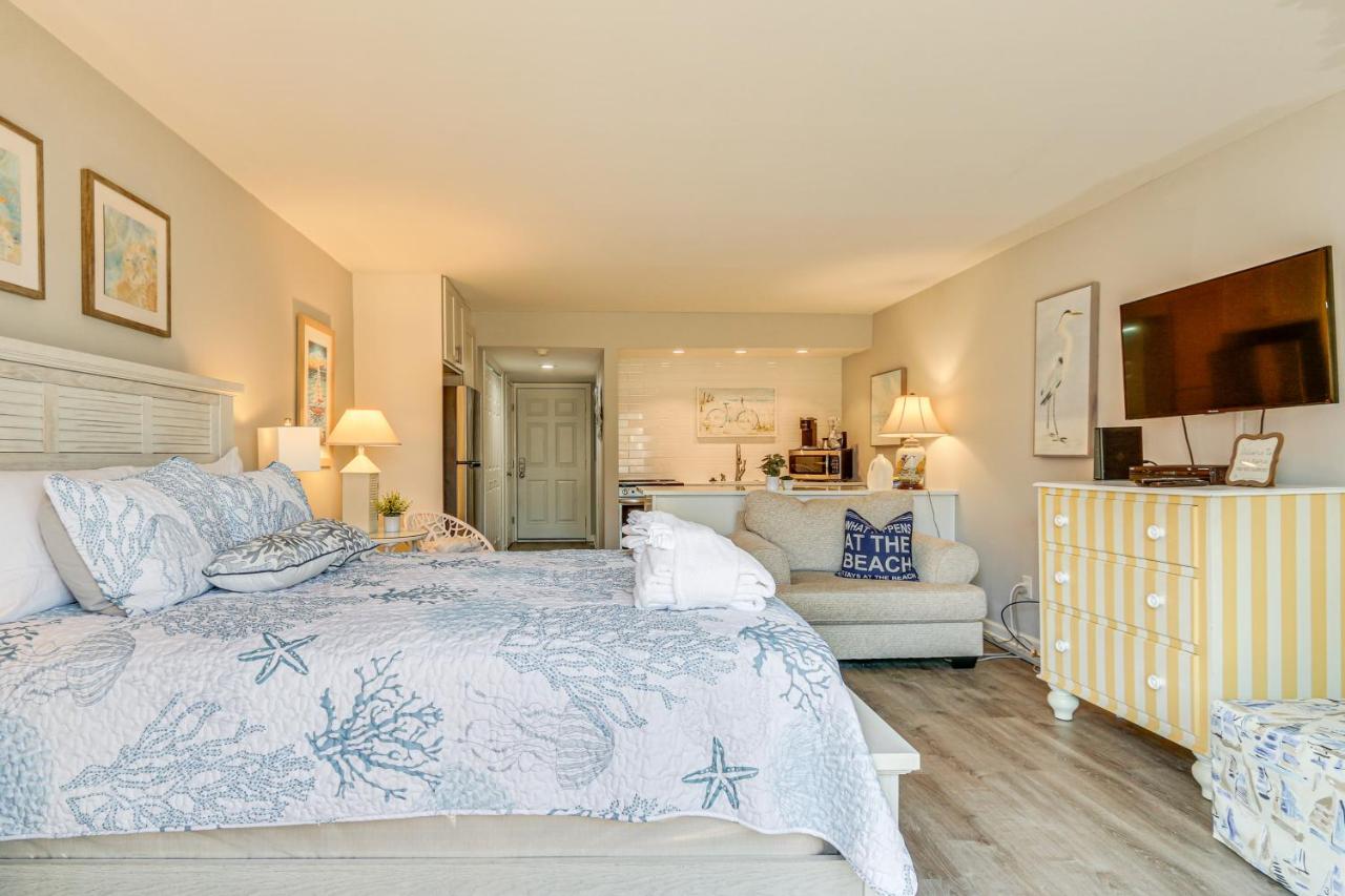 Hilton Head Island Studio with Patio Walk to Beach! - B&B