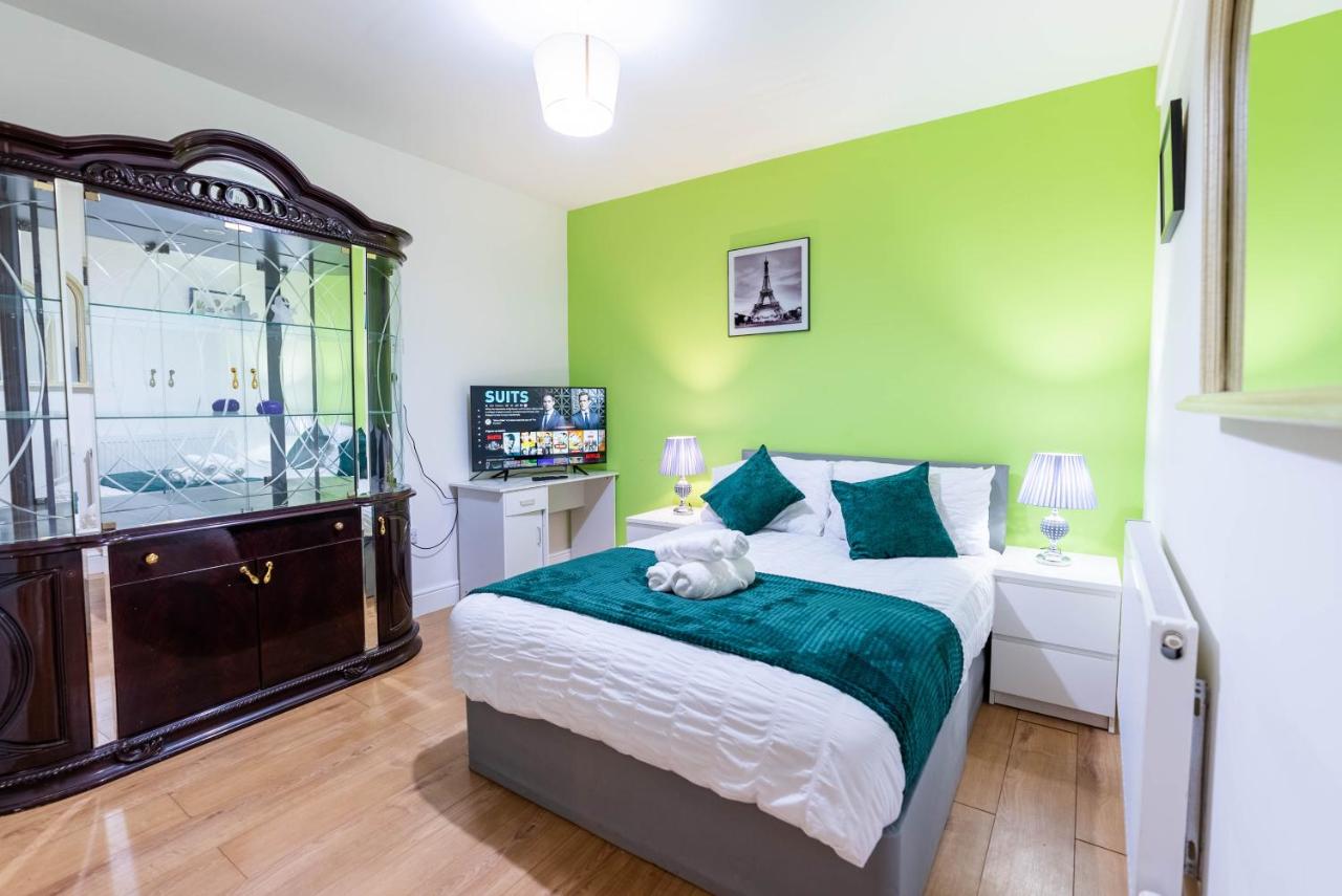 1 Bedroom flat with 3 beds, free street parking - B&B